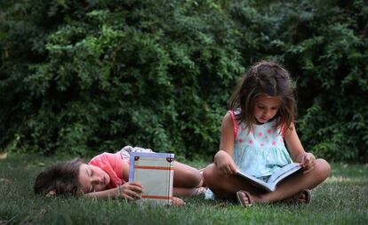 Niños leyendo en un parque de Madrid.