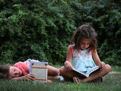 Niños leyendo en un parque de Madrid.