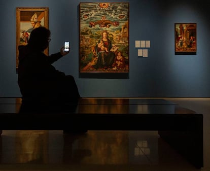 Un visitant davant la pintura Mare de Déu, el Nen Jesús i Sant Joanet, de Joan de Borgonya, en una de les sales dedicades al Renaixement al MNAC. 