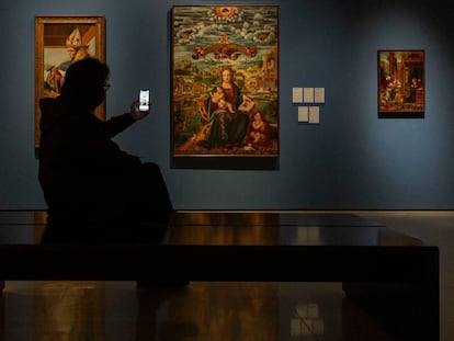 Un visitant davant la pintura Mare de Déu, el Nen Jesús i Sant Joanet, de Joan de Borgonya, en una de les sales dedicades al Renaixement al MNAC. 