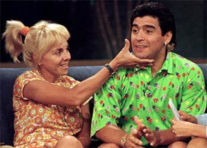 Diego Armando Maradona y su esposa, Claudia Villafane, en una imagen de los tiempos felices, en 1996, durante un programa de televisin. Claudia ha pedido el divorcio tras 13 a?os de matrimonio, aunque la separacin de hecho ya se haba consumado hace ms de tres a?os. / REUTERS