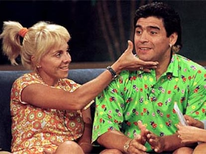 Diego Armando Maradona y su esposa, Claudia Villafane, en una imagen de los tiempos felices, en 1996, durante un programa de televisión. Claudia ha pedido el divorcio tras 13 años de matrimonio, aunque la separación de hecho ya se había consumado hace más de tres años. / REUTERS