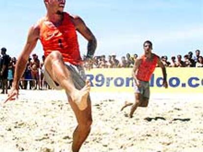 Ronaldo en la playa jugando a fut-voley. PLANO CONJUNTO - ESCENA - ALEGRE