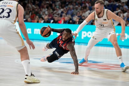 El escolta del Baskonia Codi Miller-McIntyre cae al suelo en el duelo contra el Real Madrid.