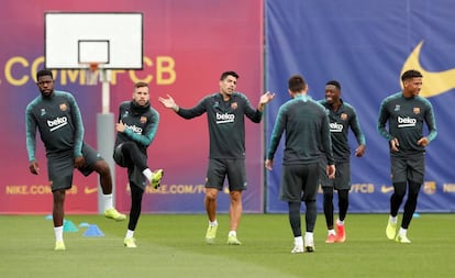 Umtiti, Alba, Suárez, Messi, Dembélé y Todibo, en el entrenamiento del Barça.