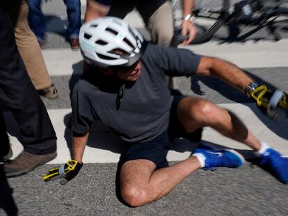 Momento en el que el presidente estadounidense se ha caído cuando montaba en bicicleta.