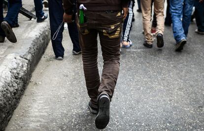 Um manifestante com um coquetel molotov no bolso.