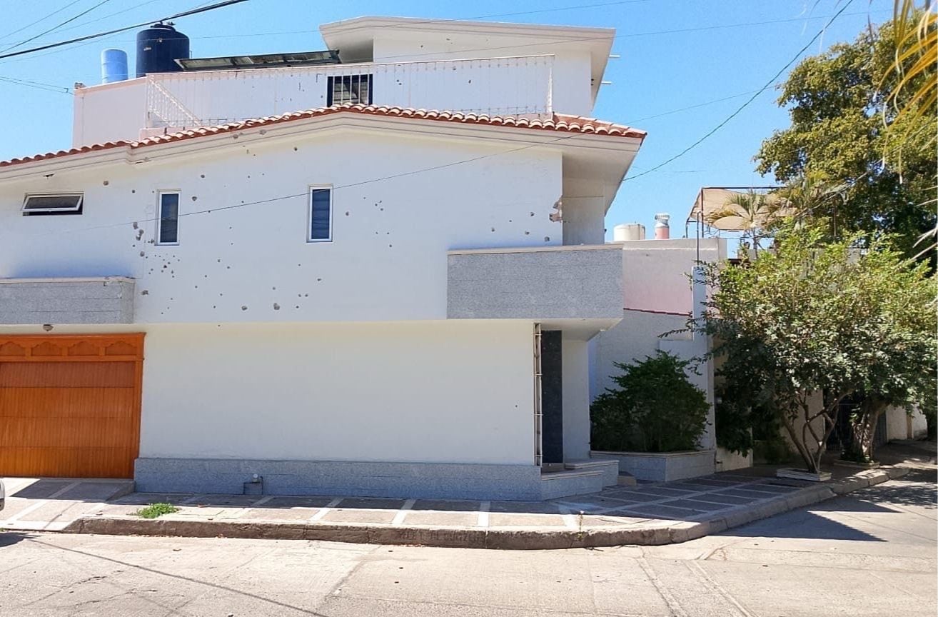 Baleada la casa donde creció la familia de Rubén Rocha en Culiacán