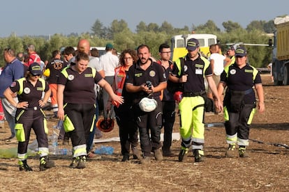 Miembros de los servicios de rescate permanecen en el lugar donde se produjo un choque frontal entre dos trenes en una línea de vía única entre Ruvo di Puglia y Corato, al sur de Italia.