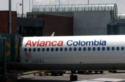 Fotografía de archivo de un avión de la aerolínea Avianca estacionado en el aeropuerto de Bogotá. EFE/Archivo