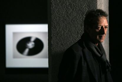 El artista Chema Madoz, en su exposición en el Centro Conde Duque de Madrid, en 2017.