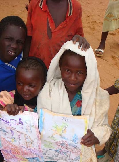 Niños de Darfur refugiados en Chad muestran sus dibujos.