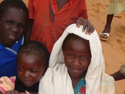 Niños de Darfur refugiados en Chad muestran sus dibujos.