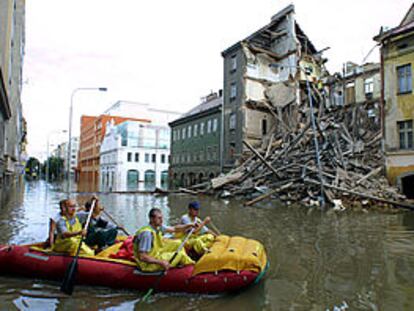 Un equipo de rescate pasa con su bote junto a un edificio que se hundió ayer en el distrito de Karlin en Praga.