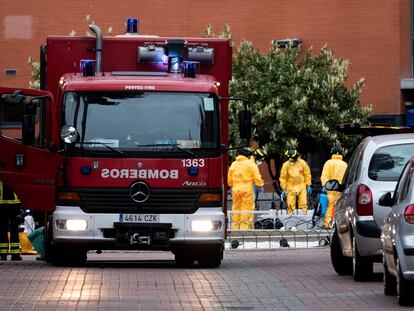 Varios bomberos, en la residencia de mayores Monte Hermoso de Madrid, en labores de desinfección en marzo.