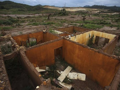 O vilarejo de Bento Rodrigues foi devastado pelo tsunami de lama ap&oacute;s o rompimento da barragem da Samarco. 