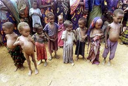 Un grupo de niños desnutridos en un mercado de la población de Haysuftu, en Etiopía.