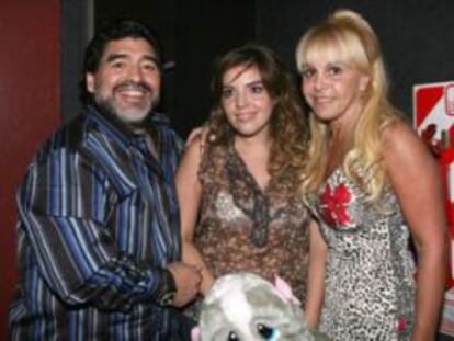 Maradona y Claudia con su hija Dalma en su debut teatral.