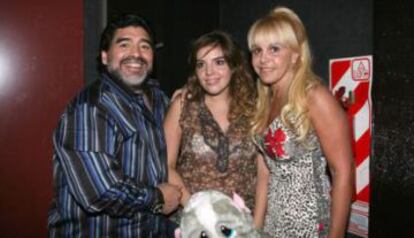 Maradona y Claudia con su hija Dalma en su debut teatral.