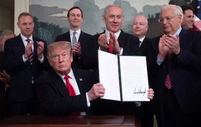 Los mayores logros en la escena internacional los obtuvo de la mano del expresidente de EE UU Donald Trump. En la imagen, Trump firma el reconocimiento de la soberanía israelí sobre los Altos del Golán (territorio ocupado sirio), en la Casa Blanca en 2019.