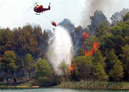 Efectivos de bomberos, apoyados por helicópteros,
luchan contra el incendio declarado ayer en Buendía, Cuenca, y que ya ha cruzado a Guadalajara,
donde ha comenzado la evacuación de viviendas cercanas.
Las llamas están a siete kilómetros de la central nuclear de Zorita.