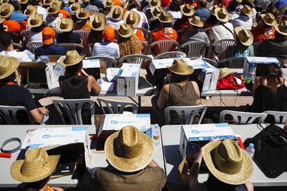 Periodistas escribiendo las crónicas con los portátiles debajo de cajas de folios para poder ver las pantallas.