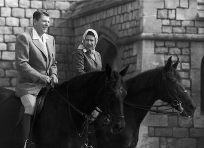 Los Reagan fueron la primera pareja presidencial invitada a pasar la noche en el Castillo de Windsor, y fue durante esa visita de junio de 1982 cuando la reina y el presidente realizaron su famoso paseo a caballo juntos (en la imagen). En febrero del año siguiente, los Reagan recibieron a la reina en su rancho cerca de Santa Bárbara. El presidente y la primera dama también visitaron a la monarca en 1980 y 1988. Tras dejar el cargo, Reagan visitó el palacio de Buckingham en 1989 para ser nombrado caballero de la Orden de Bath, el mayor honor que Gran Bretaña otorga a los estadounidenses. Él fue uno de los tres presidentes a los que se concedió el título de caballero. Los otros dos fueron Eisenhower y George H.W. Bush.