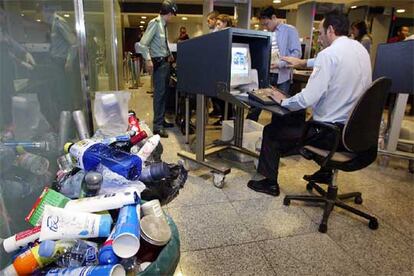 Control de seguridad en el aeropuerto de El Prat (Barcelona) ayer.