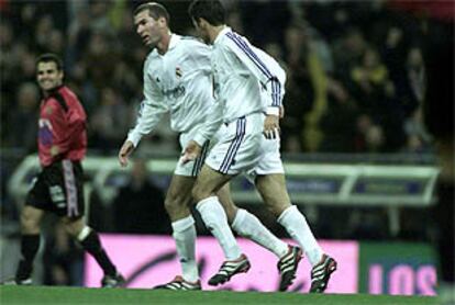 Zidane y Raúl celebran uno de los goles del delantero madrileño.