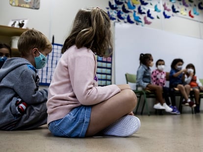 Varios niños con mascarilla en una clase de educación infantil de un colegio de Santiago de Compostela.