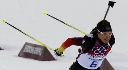 La esquiadora Evi Sachenbacher-Stehle durante el biatlón 7,5 kilometros evento de sprint femenino.