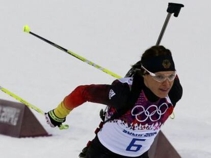 La esquiadora Evi Sachenbacher-Stehle durante el biatlón 7,5 kilometros evento de sprint femenino.