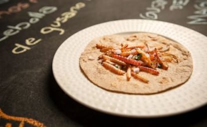 Arriba, tortilla con chapulines; abajo, tortilla de gusano rojo.