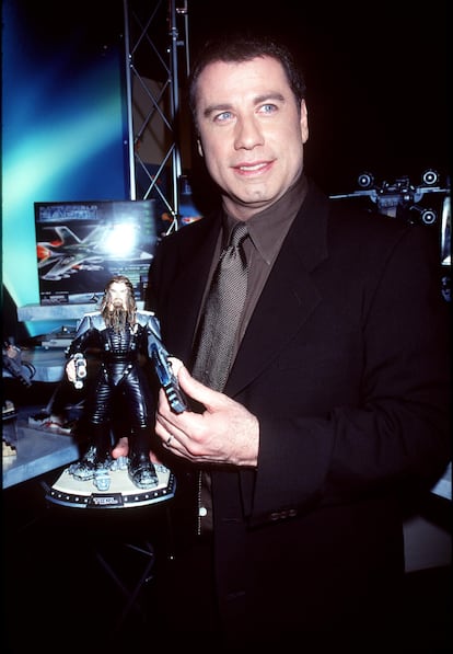 John Travolta promociona en Nueva York los muñecos que se comercializaron a la vez que su película 'Campo de batalla: la Tierra'.