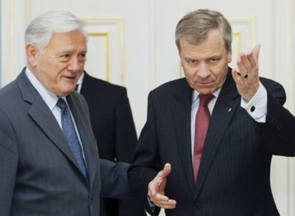 El secretario general de la OTAN, Jaap de Hoop, saluda al presidente de Lituania, Valdas Adamkus, en su encuentro en el Palacio Presidencial de Vilnius, donde se celebra la reunión de la Alianza.