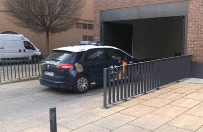 Entrada del detenido en un coche patrulla en el juzgado de Alcalá de Henares el pasado sábado.