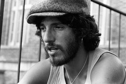 Bruce Springsteen, en las inmediaciones del club Electric Ballroom (Atlanta, Georgia), poco antes de probar las canciones de 'Born to Run' en concierto, el 22 de agosto de 1975, tres días antes de publicar el disco.