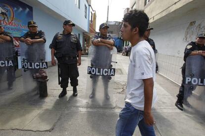 Policías vigilan la entrada al centro de rehabilitación.