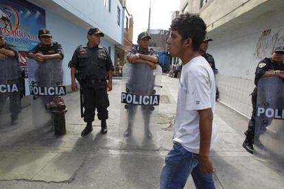 Polic&iacute;as vigilan la entrada al centro de rehabilitaci&oacute;n.