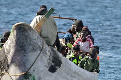 Migrantes rescatados este mircoles por la embarcacin de Salvamento Martimo 'Salvamar Adhara' y trasladados al puerto de La Restinga (El Hierro). 