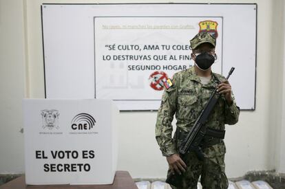 Alrededor de 300 miembros de organismos internacionales participaron en la observación de este proceso electoral, en su mayoría procedentes de la OEA. En la imagen, un soldado hace guardia junto a una urna durante la segunda vuelta de las elecciones presidenciales.