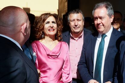 La vicepresidenta primera del Gobierno y ministra de Hacienda, María Jesús Montero, durante su visita este viernes a uno de los talleres de la Asociación Gremial Sevillana de Arte Sacro Corrala de talleres de artesanía, Junto a ella, entre otros, el secretario general del PSOE-A, Juan Espadas.