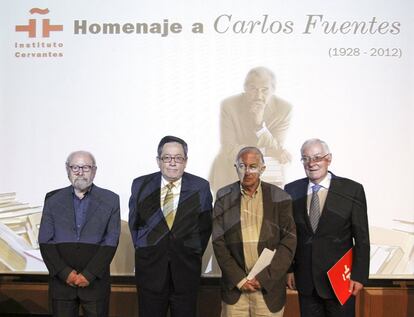 Homenaje a Carlos Fuentes en el Instituto Cervantes. De izquierda a derecha, José Manuel Caballero Bonald, Julio Ortega, Juan Goytisolo y Víctor García de la Concha.