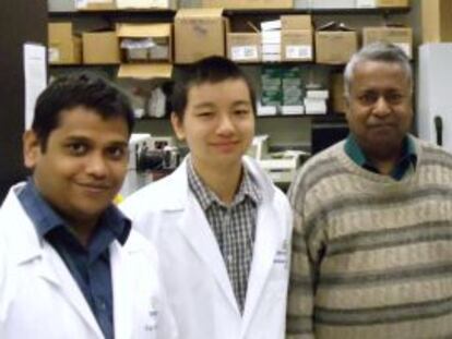 Srinivasan Chandrasegaran, en el centro, en su laboratorio.
