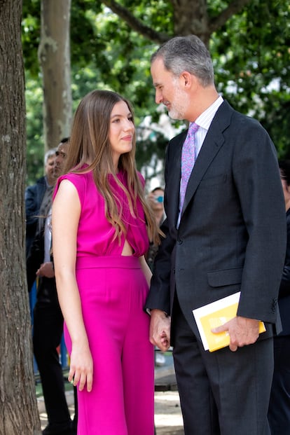 El rey Felipe ha ejercido como su padrino en la confirmación de Sofía, igual que también lo fue con su hija Leonor, a pesar de las informaciones que se habían extendido sobre la posibilidad de que fuera su propia hermana, la futura reina de España, la que tuviera esa responsabilidad. Su papel es el de guiar al confirmado en la fe católica el resto de su vida.