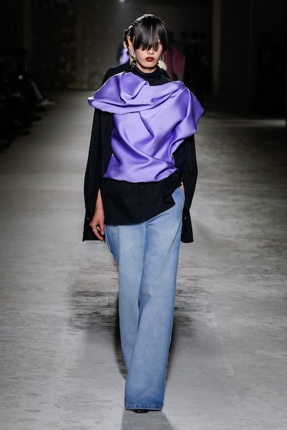 Imagen del último desfile femenino de Dries van Noten, celebrado el pasado febrero en París. 