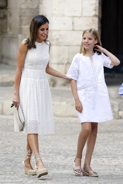 El blanco es el color favorito de la reina Letizia, que suele utilizarlo tanto para su armario como para el de las infantas. En la imagen, el pasado verano en Mallorca, con vestido de Hugo Boss, cartera de Carolina Herrera y alpargatas de Mint & Rose.
