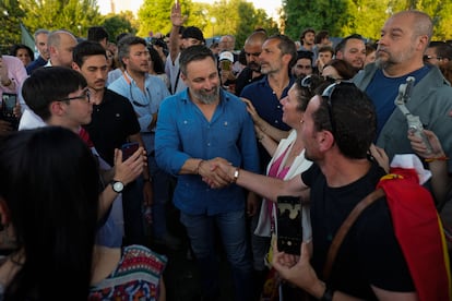 El líder de Vox Santiago Abascal, en el centro, saluda a los simpatizantes a su llegada a la concentración contra Pedro Sánchez a las puertas de La Moncloa.