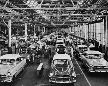 El 13 de agosto de 1954, cadena de montaje en una planta de Plymouth en Detroit. Es tan grande, que un visitante puede caminar alrededor de media milla sin salir al aire libre.