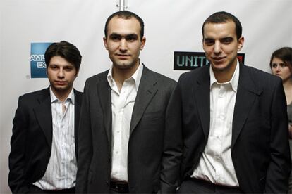 Jamie Harding (izquierda), Omar Bordouni (centro) y Khalid Abdalla, actores de <i>United 93,</i> llegan al estreno<i>.</i>